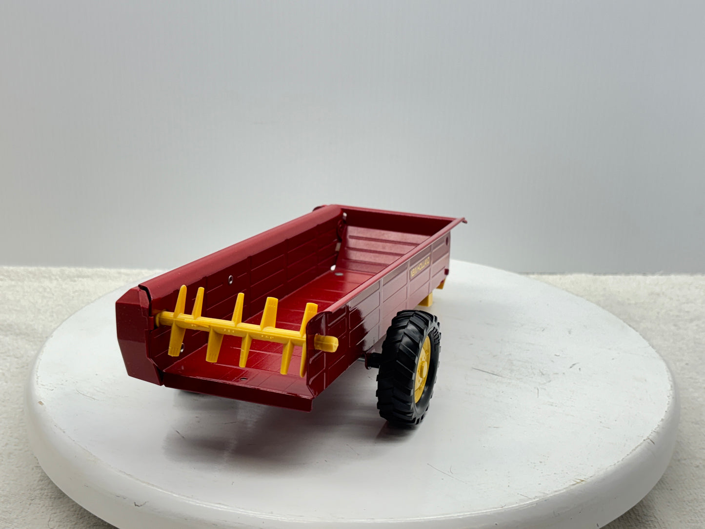 1/16 New Holland Manuve Spreader