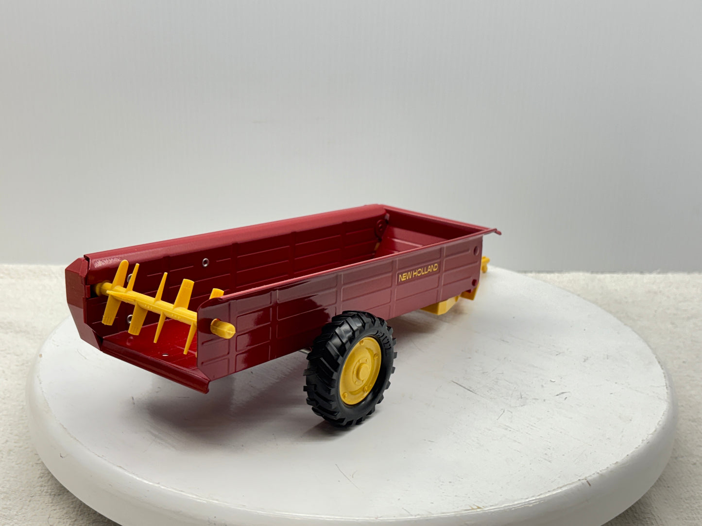 1/16 New Holland Manuve Spreader