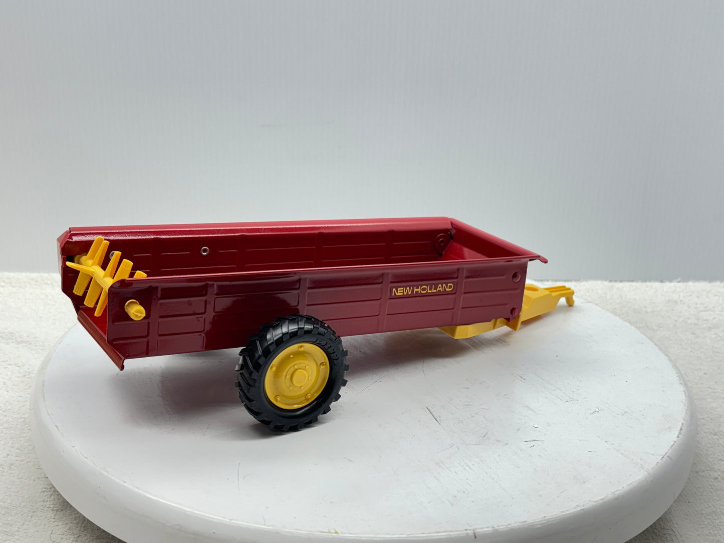 1/16 New Holland Manuve Spreader