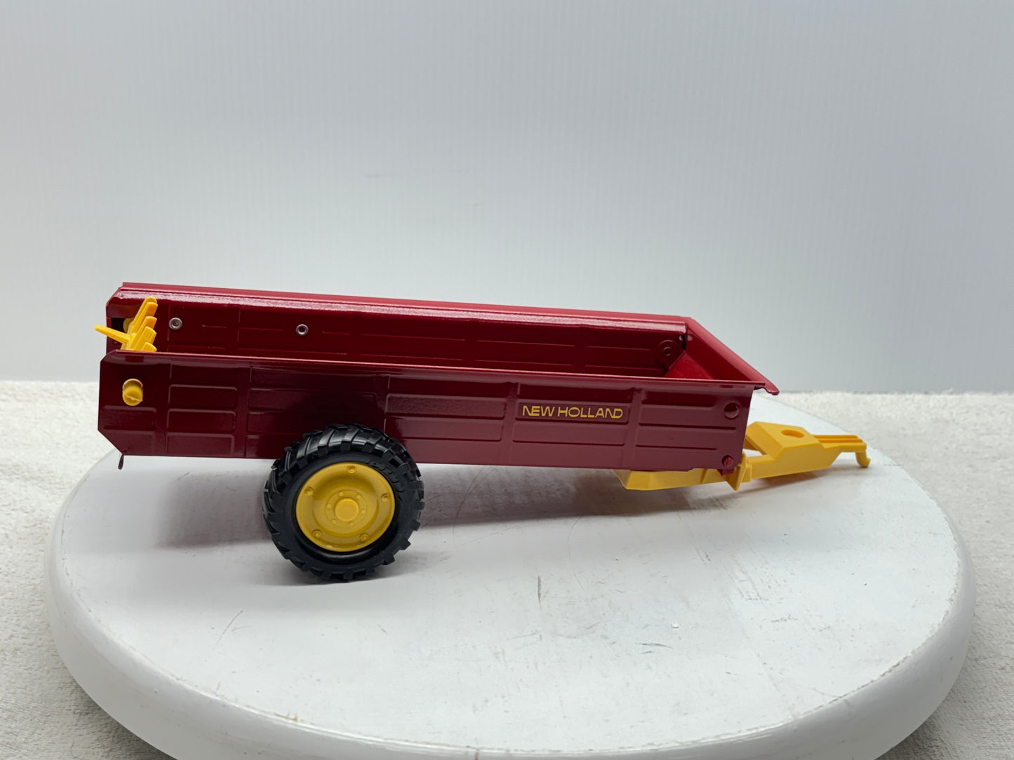 1/16 New Holland Manuve Spreader