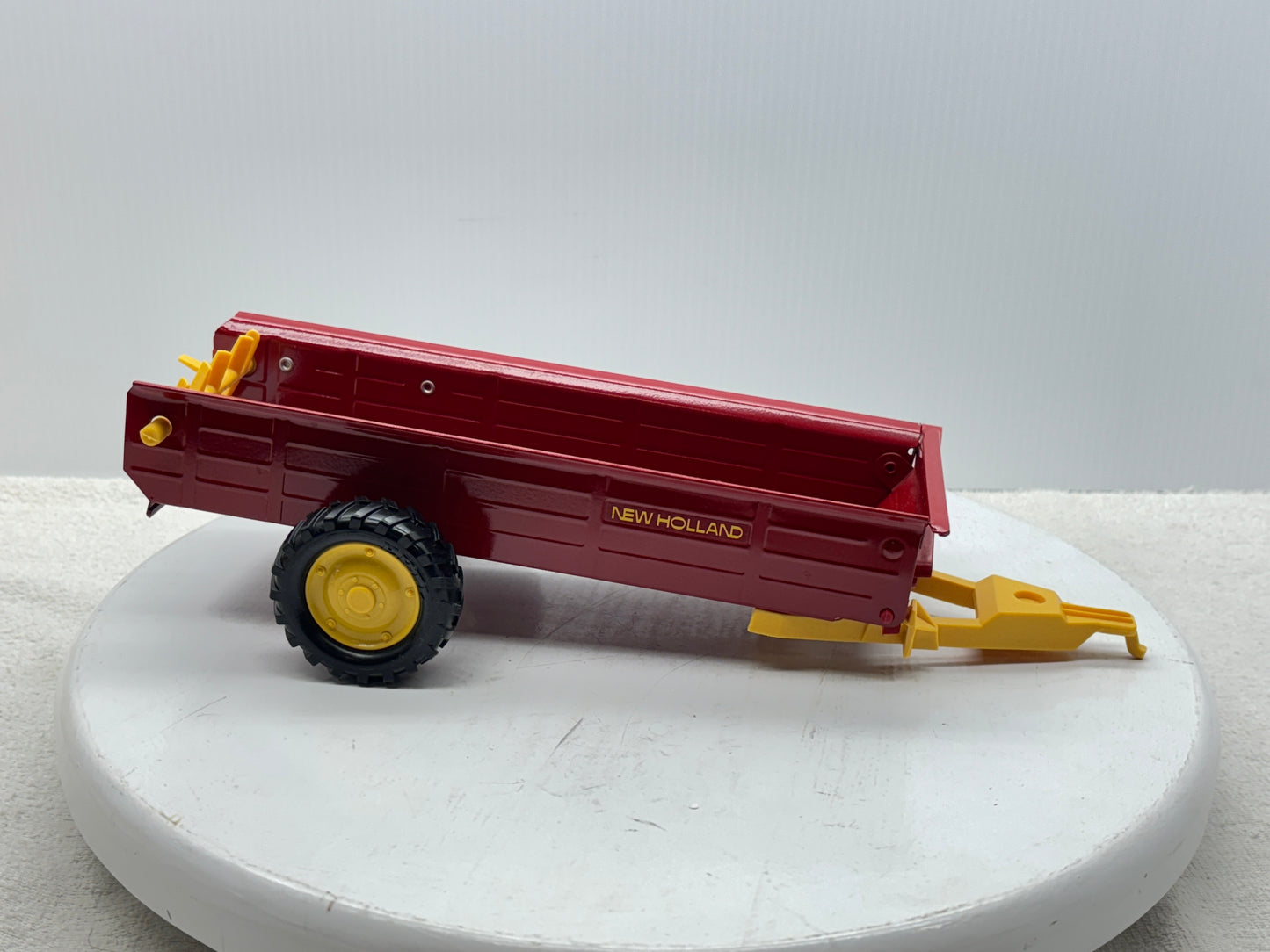 1/16 New Holland Manuve Spreader