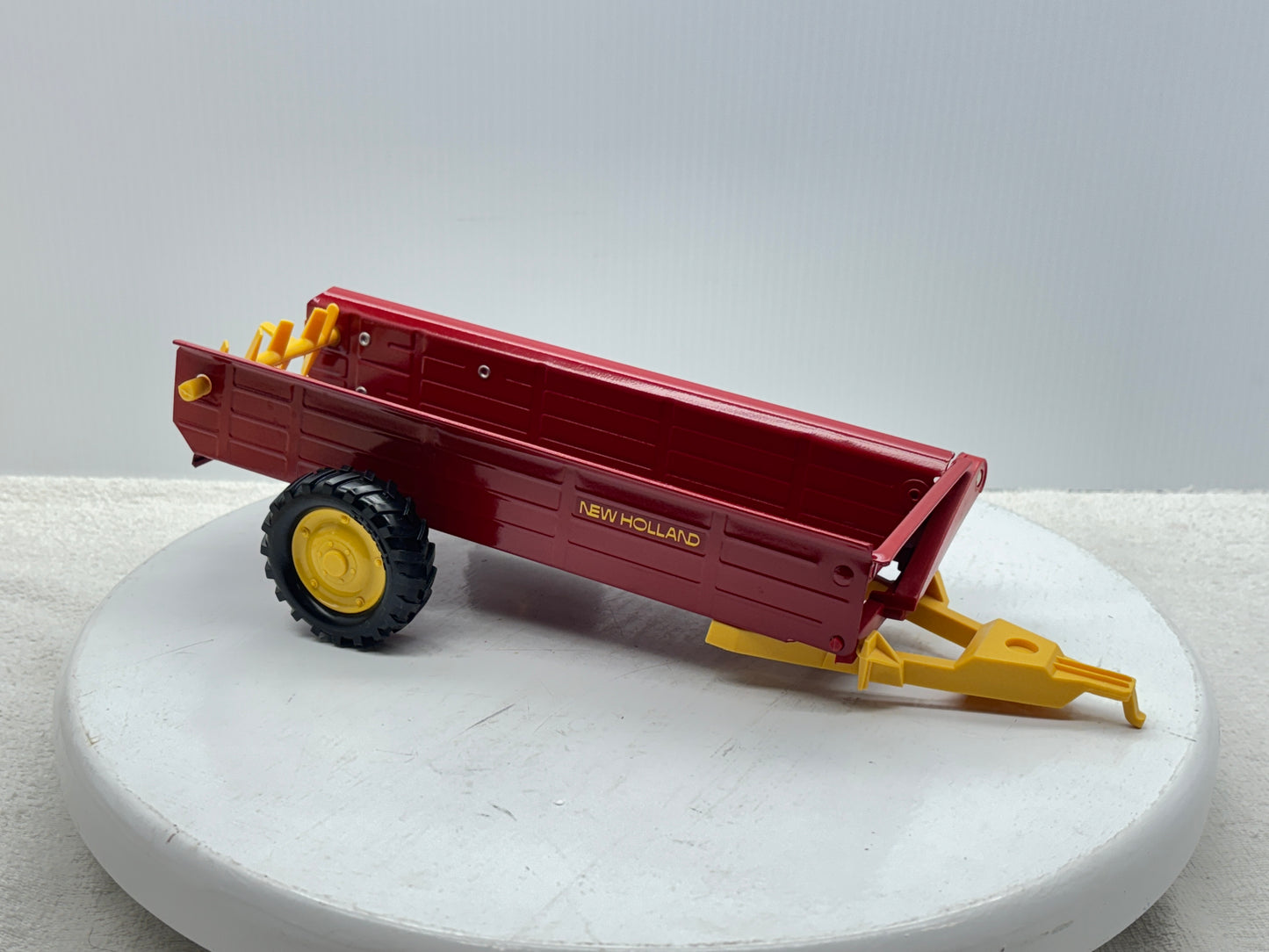 1/16 New Holland Manuve Spreader