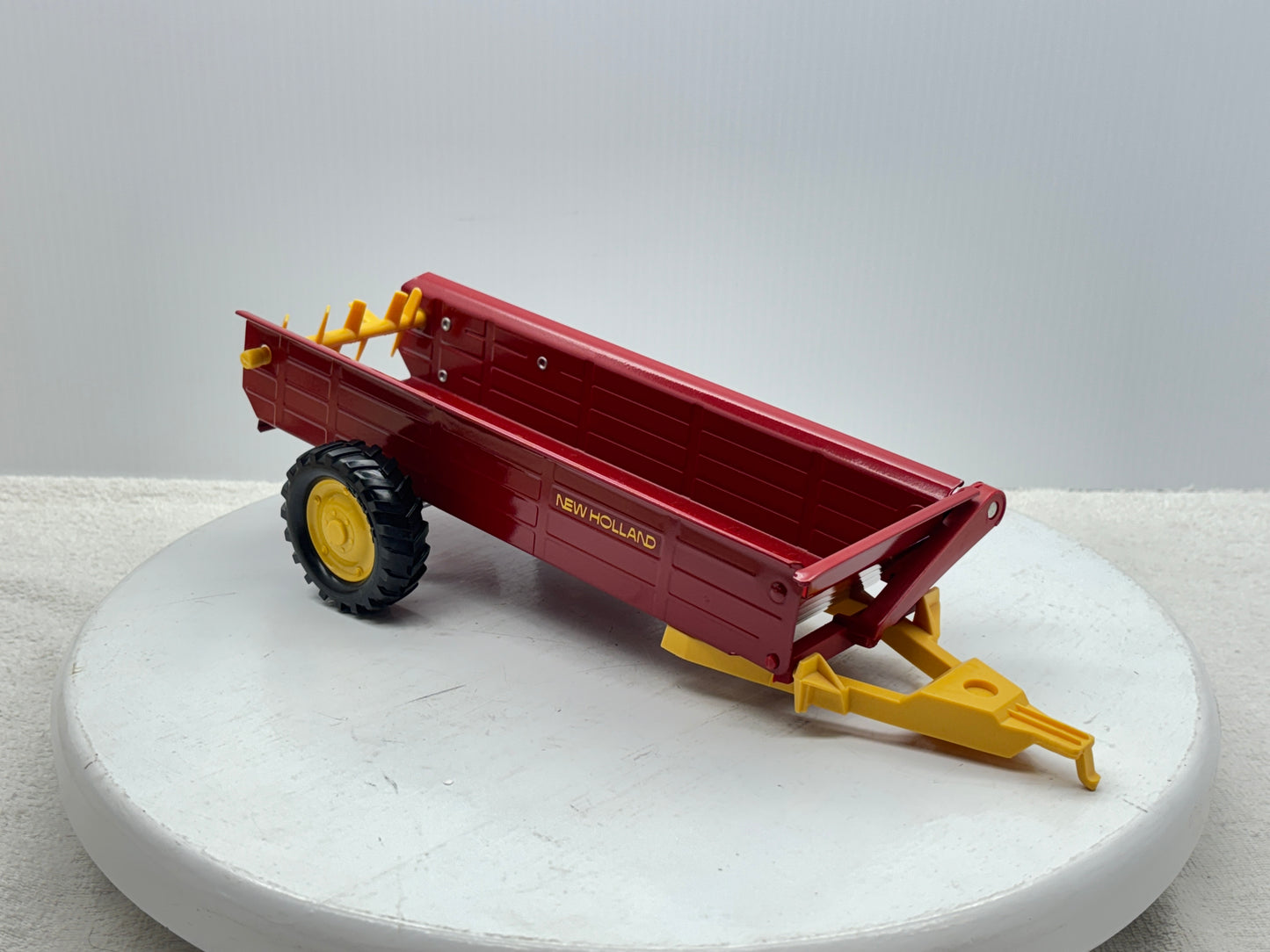 1/16 New Holland Manuve Spreader