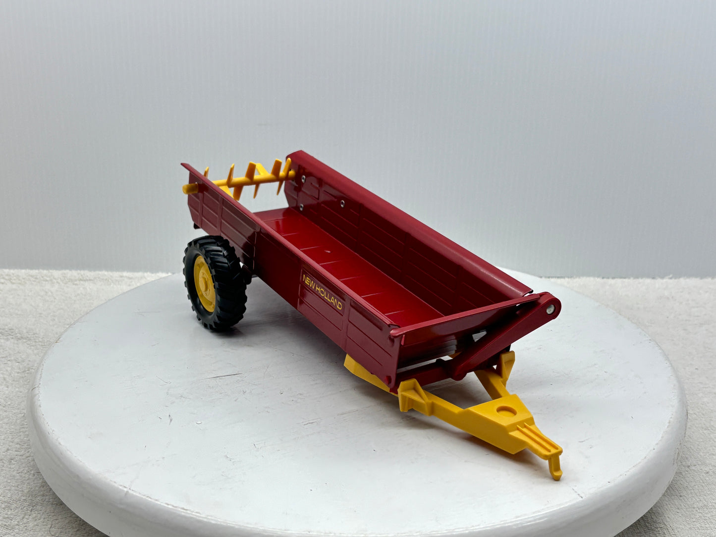 1/16 New Holland Manuve Spreader