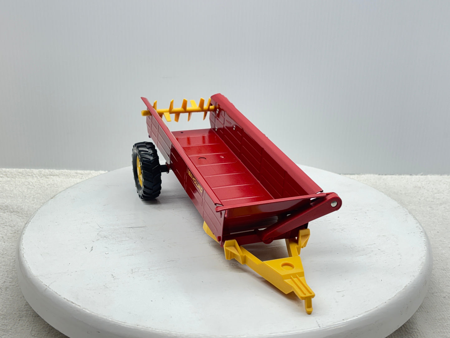 1/16 New Holland Manuve Spreader