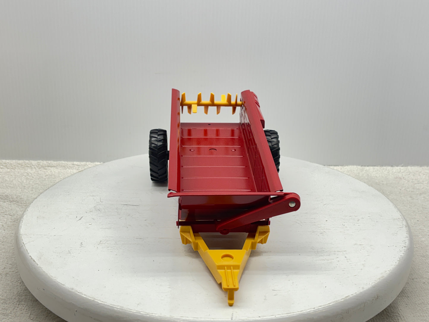 1/16 New Holland Manuve Spreader