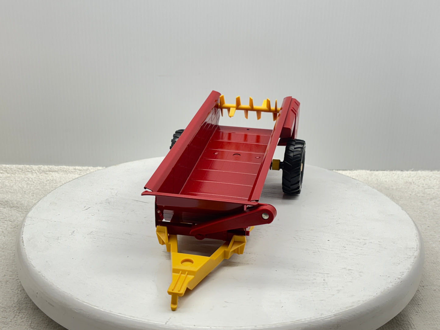 1/16 New Holland Manuve Spreader