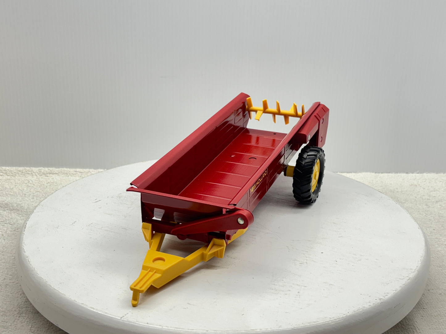 1/16 New Holland Manuve Spreader