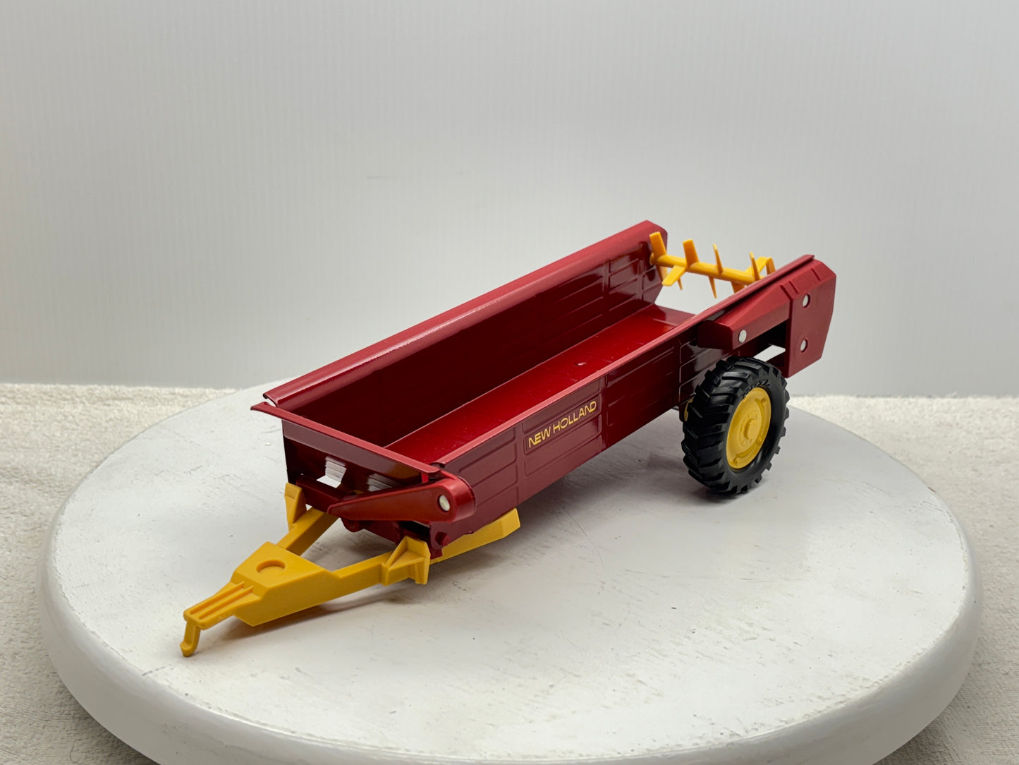 1/16 New Holland Manuve Spreader
