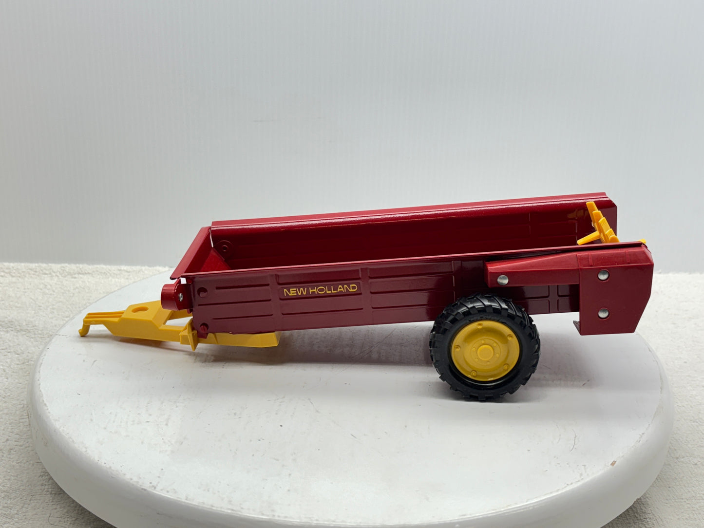 1/16 New Holland Manuve Spreader