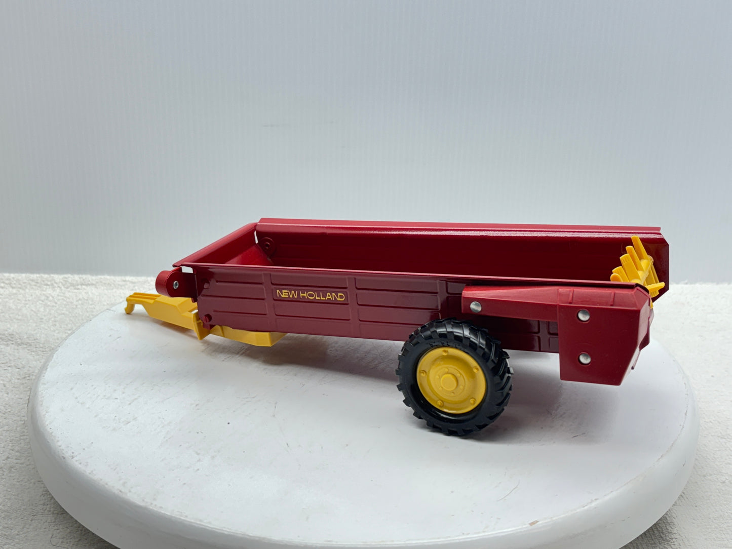 1/16 New Holland Manuve Spreader