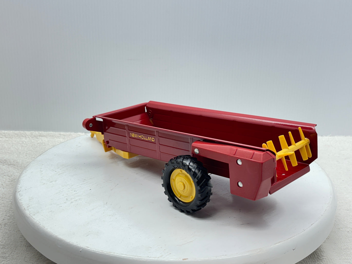 1/16 New Holland Manuve Spreader