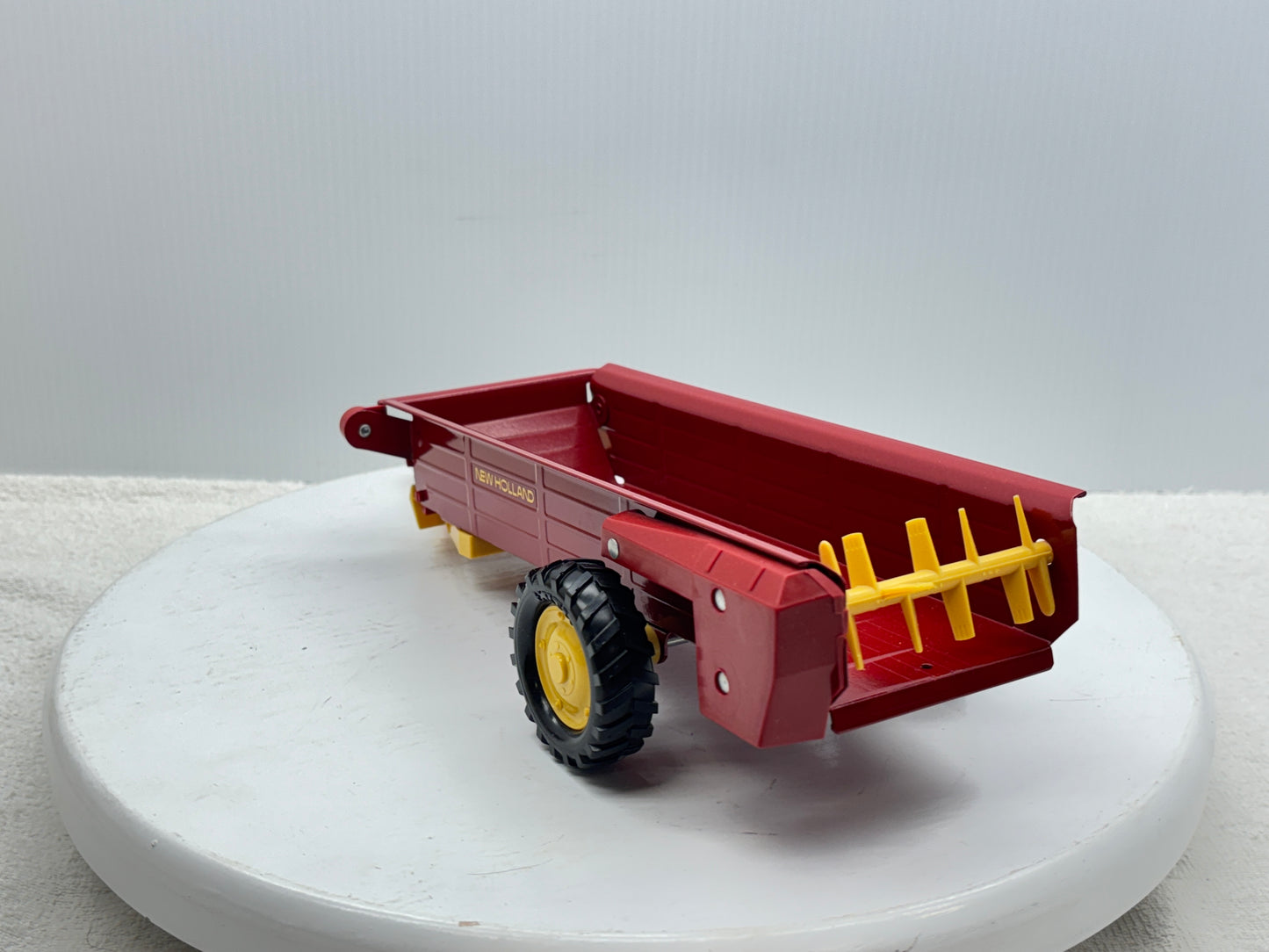 1/16 New Holland Manuve Spreader