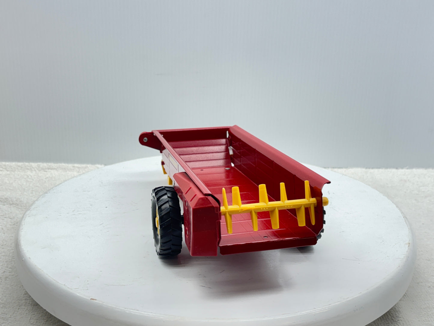 1/16 New Holland Manuve Spreader