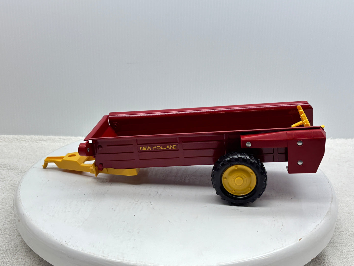 1/16 New Holland Manuve Spreader
