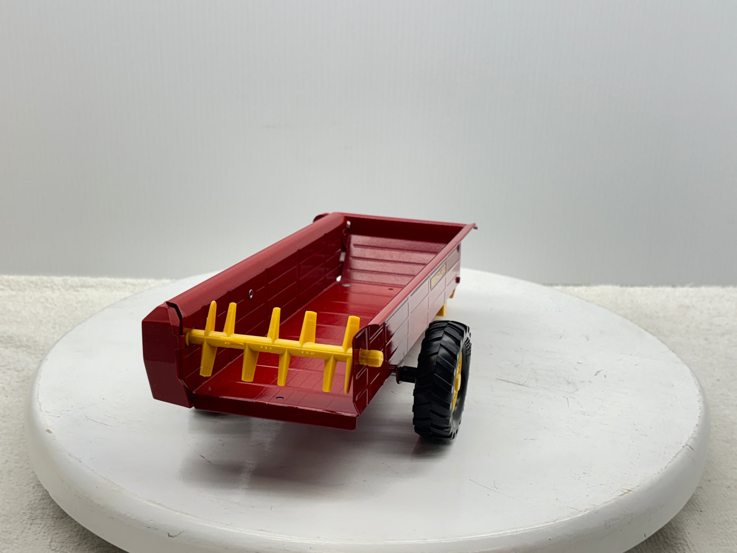 1/16 New Holland Manuve Spreader
