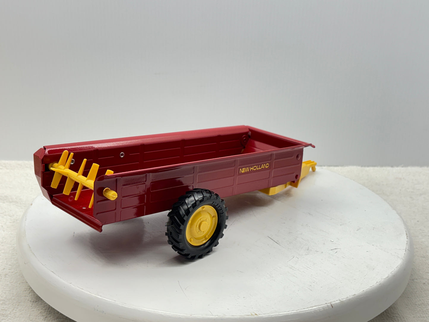 1/16 New Holland Manuve Spreader