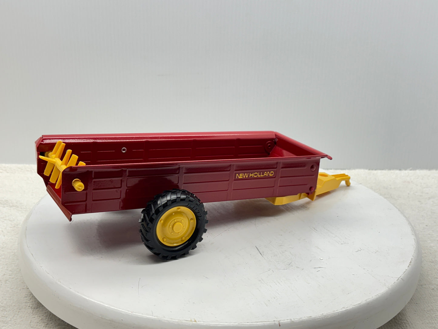 1/16 New Holland Manuve Spreader