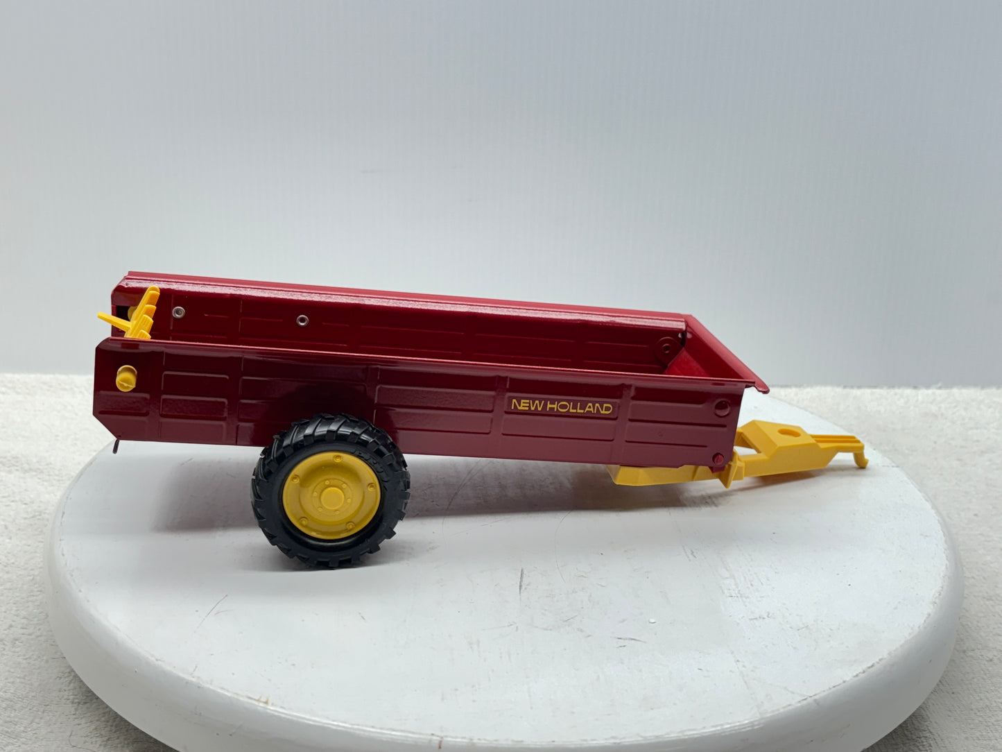 1/16 New Holland Manuve Spreader