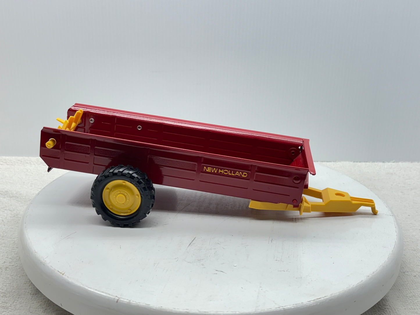1/16 New Holland Manuve Spreader