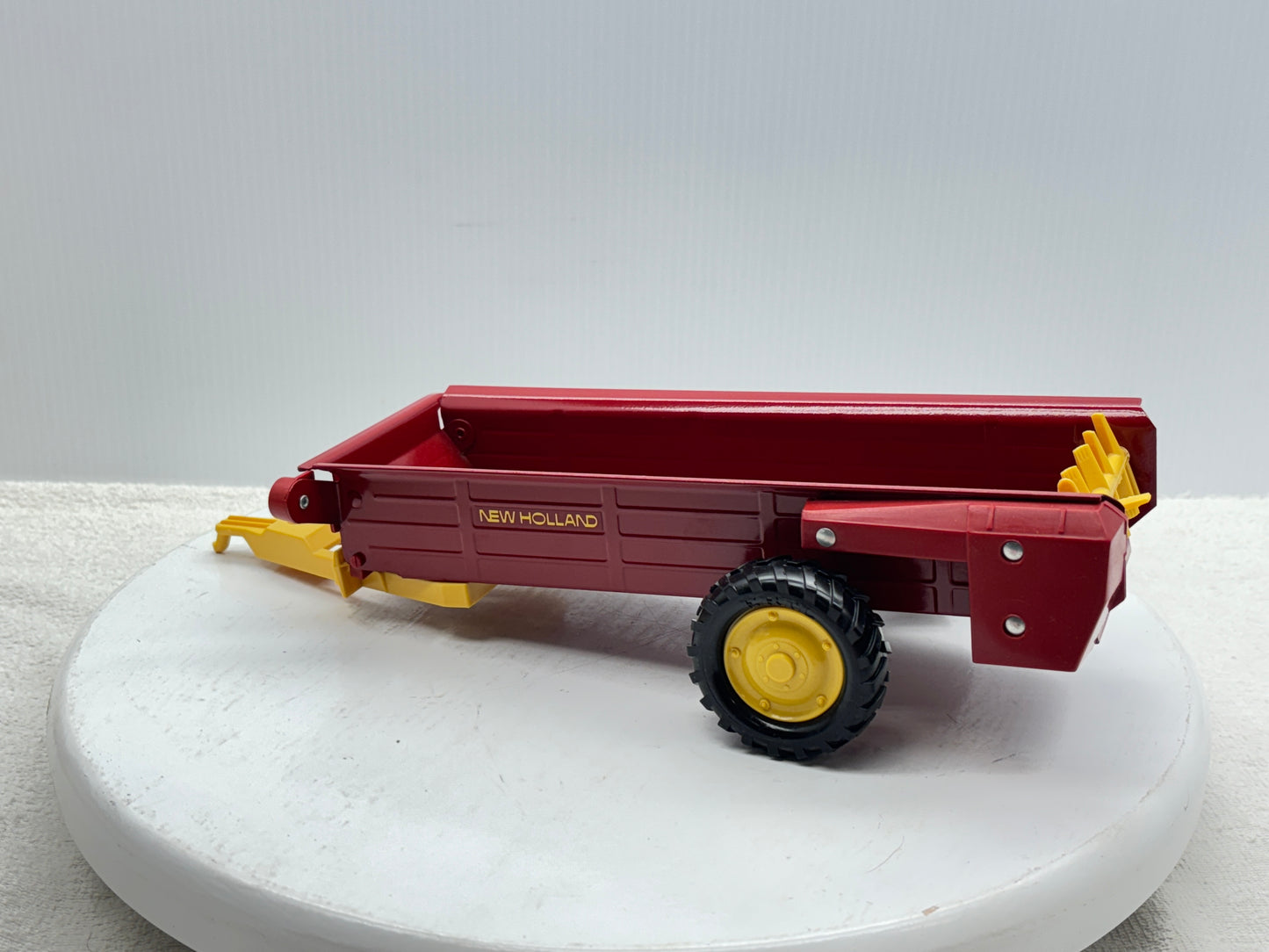 1/16 New Holland Manuve Spreader
