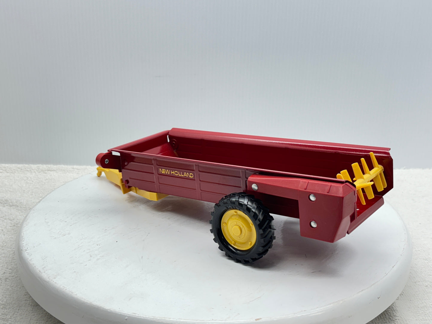 1/16 New Holland Manuve Spreader
