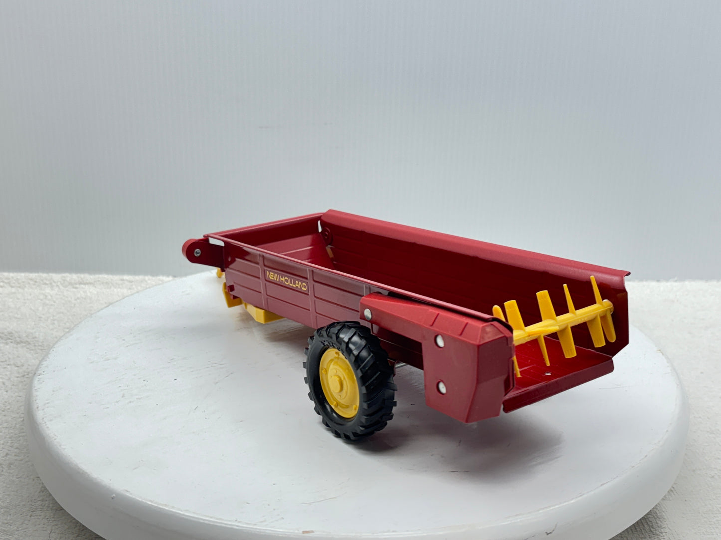 1/16 New Holland Manuve Spreader