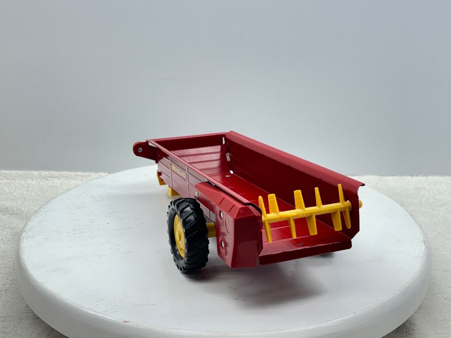 1/16 New Holland Manuve Spreader