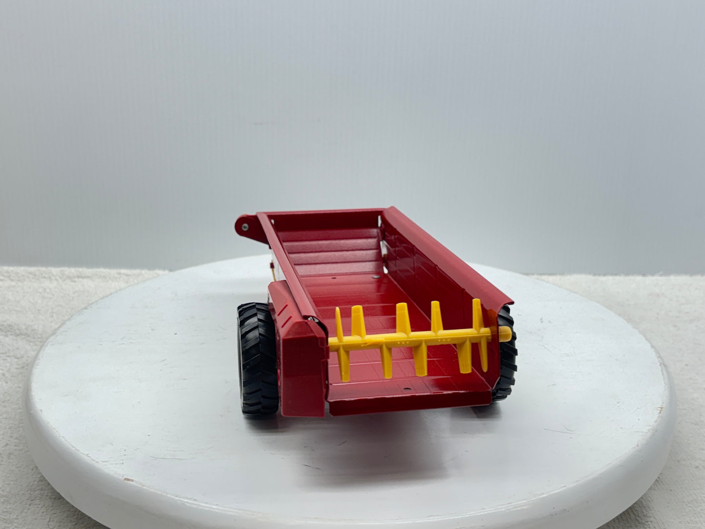1/16 New Holland Manuve Spreader