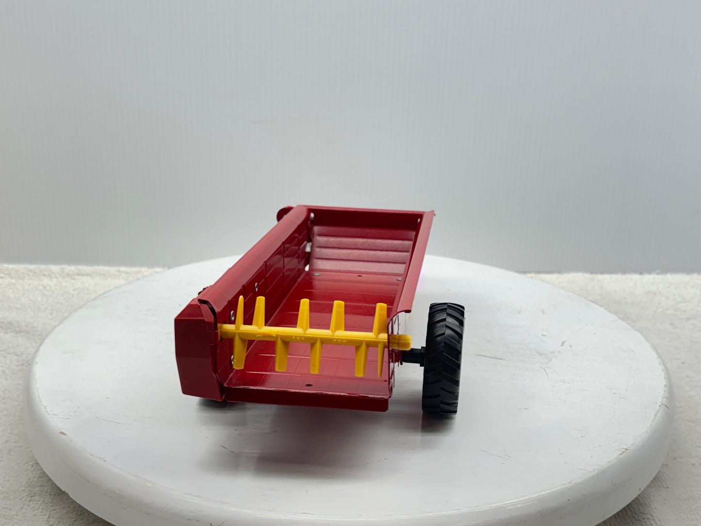 1/16 New Holland Manuve Spreader