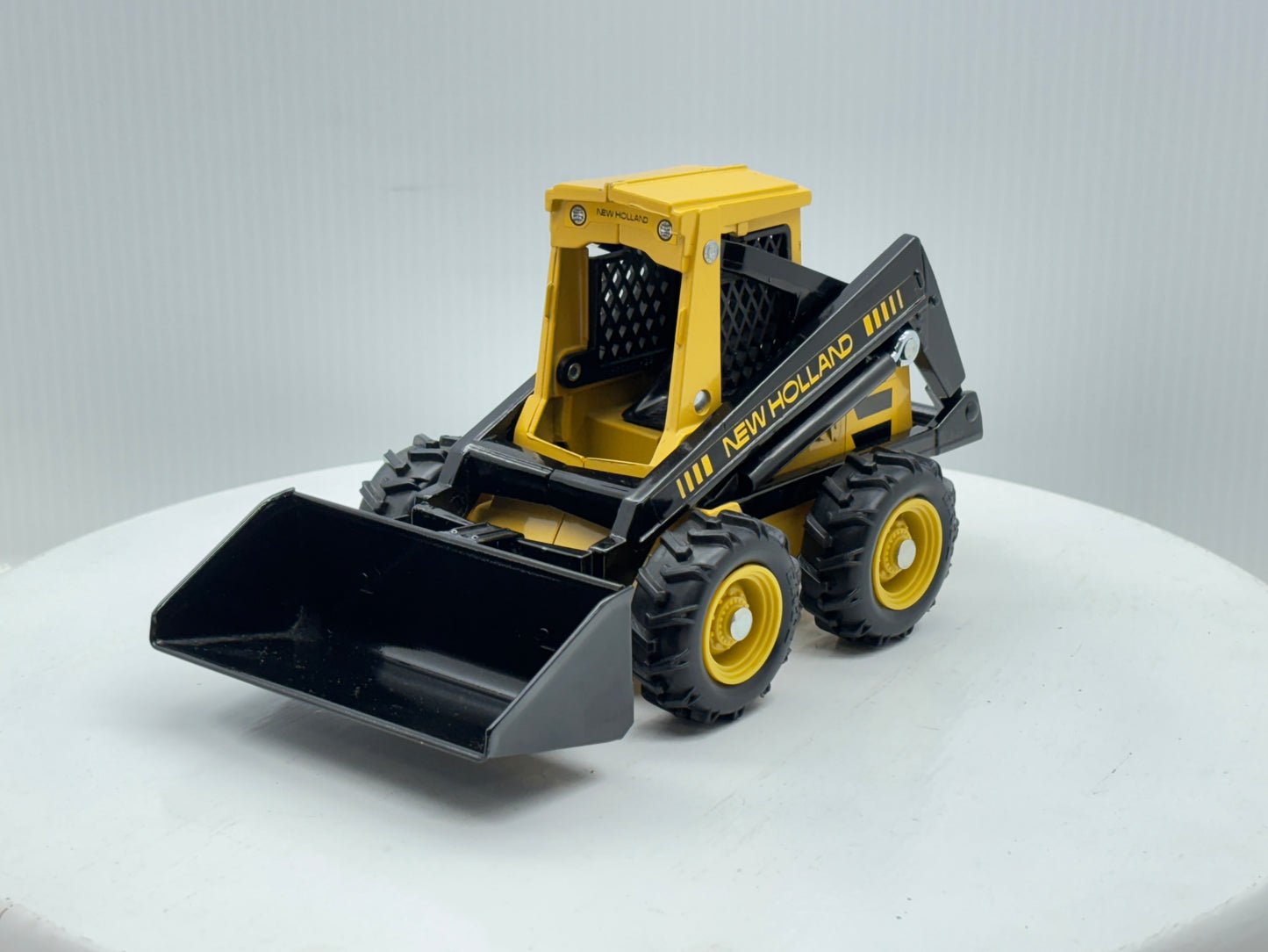 1/16 New Holland Skid-Steer