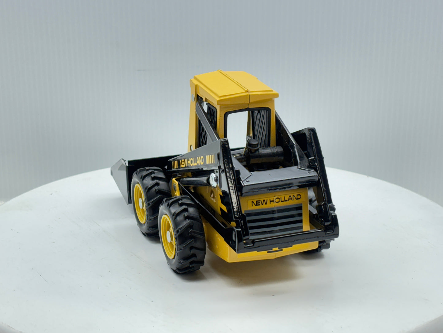 1/16 New Holland Skid-Steer