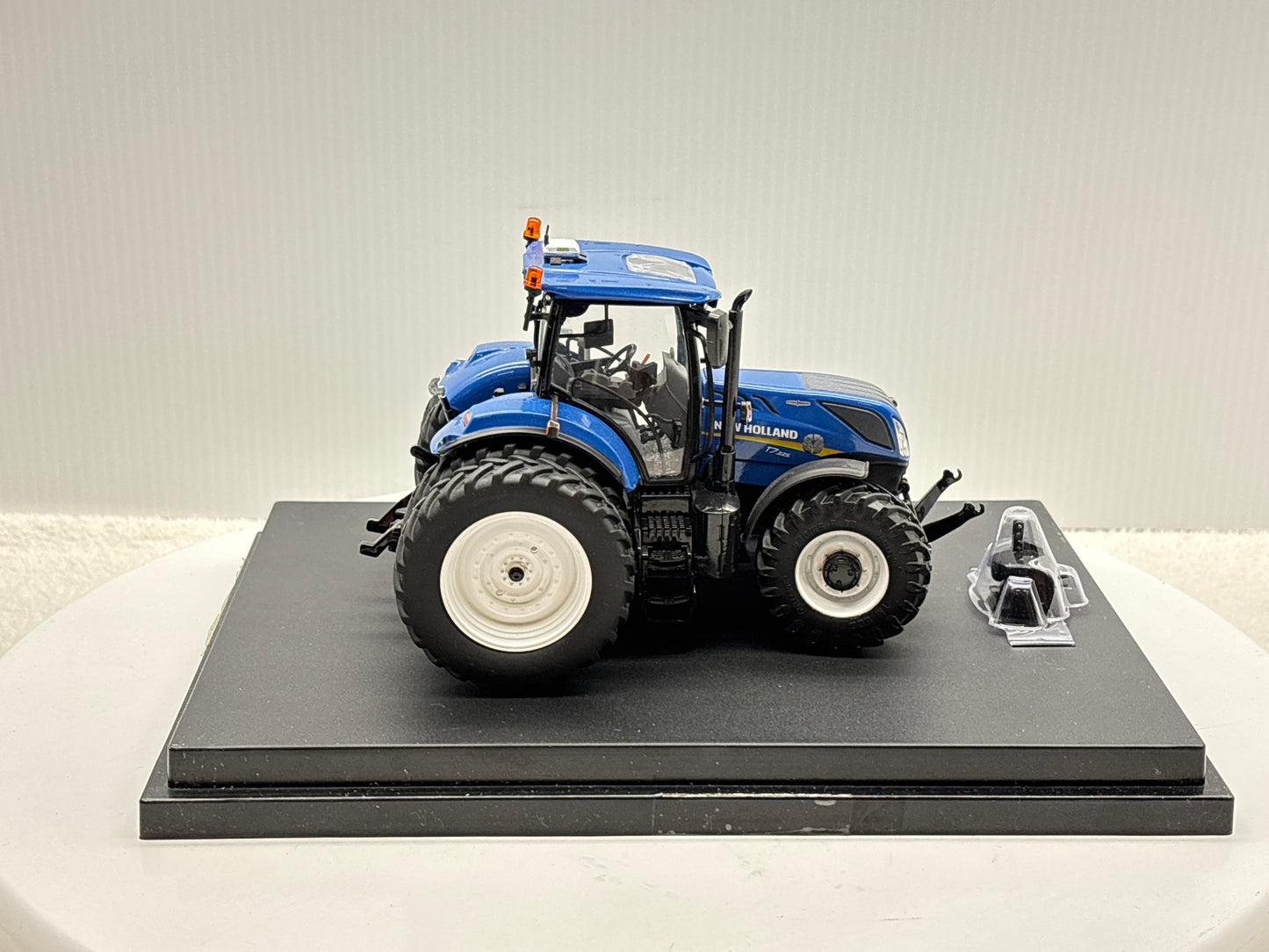 1/32 New Holland T7.225