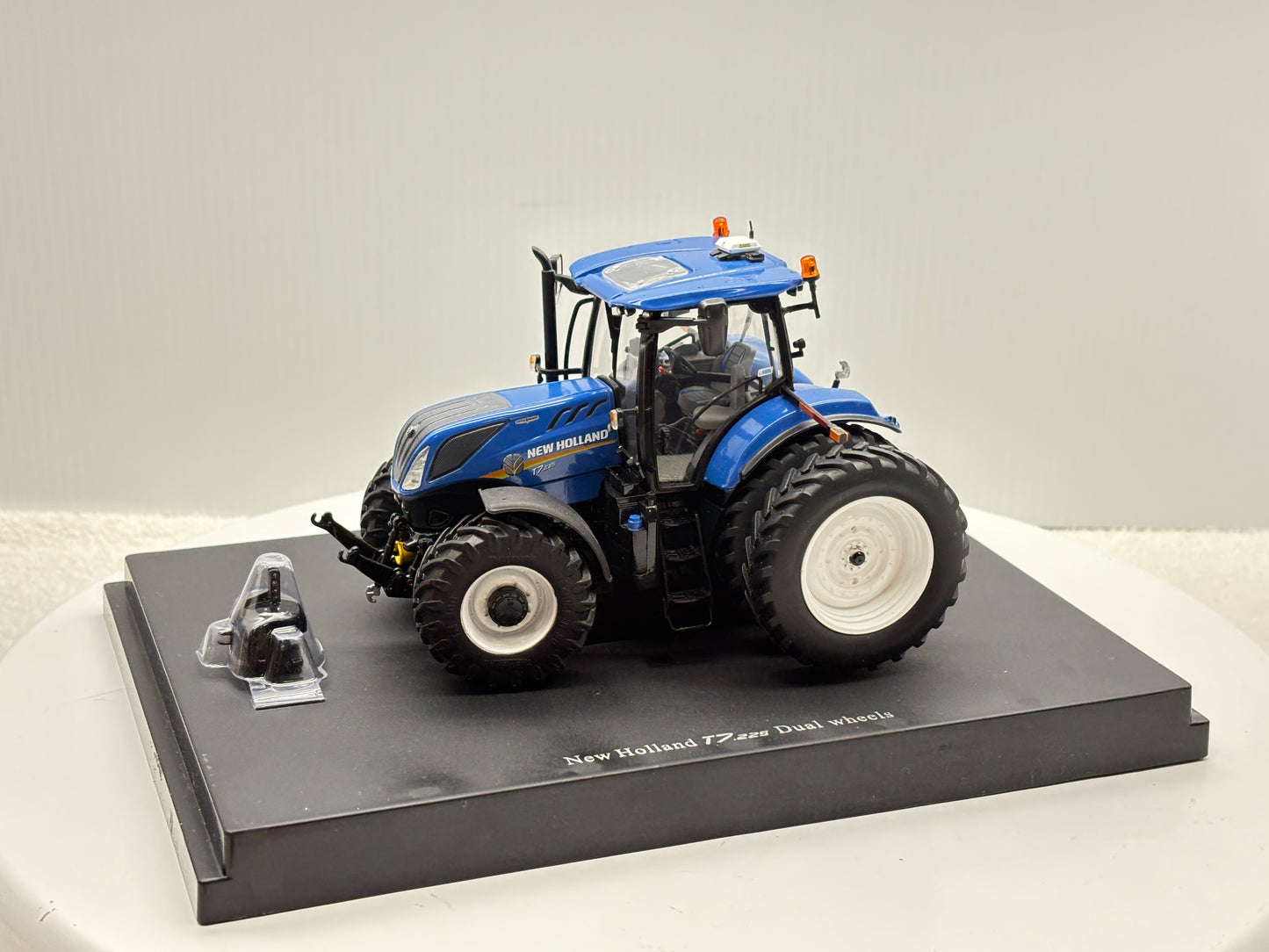 1/32 New Holland T7.225