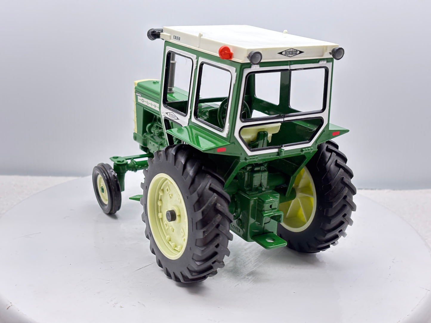 1/16 Oliver 1655 with Hiniker Cab
