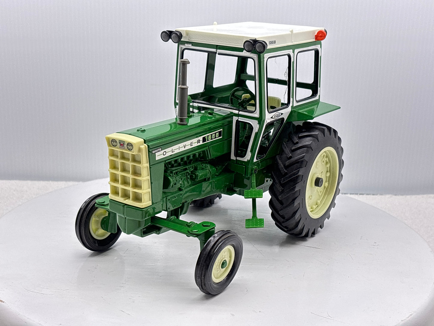 1/16 Oliver 1655 with Hiniker Cab