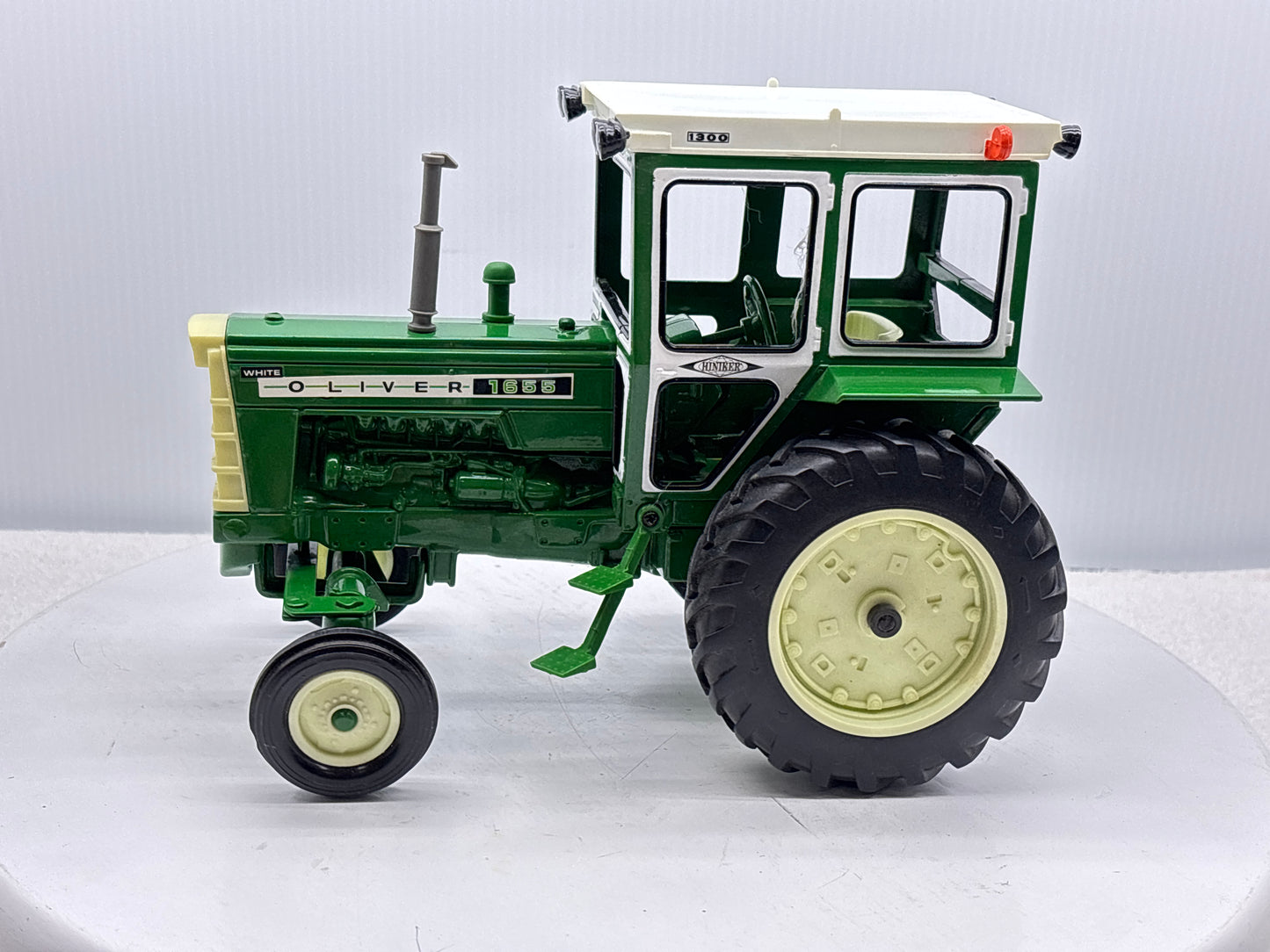 1/16 Oliver 1655 with Hiniker Cab