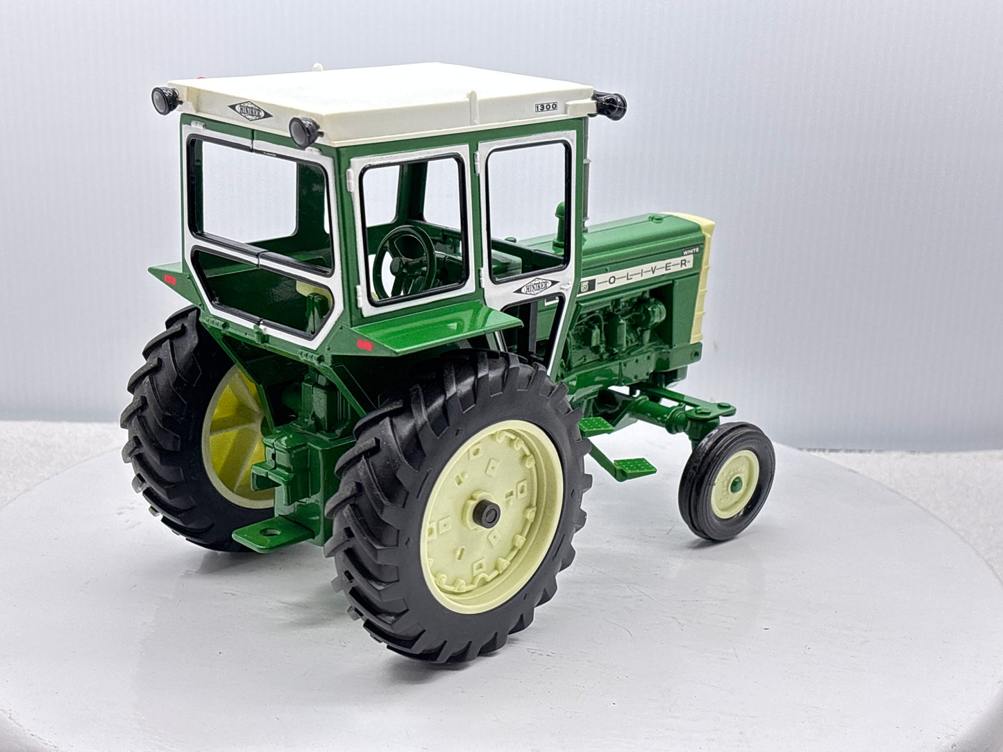 1/16 Oliver 1655 with Hiniker Cab
