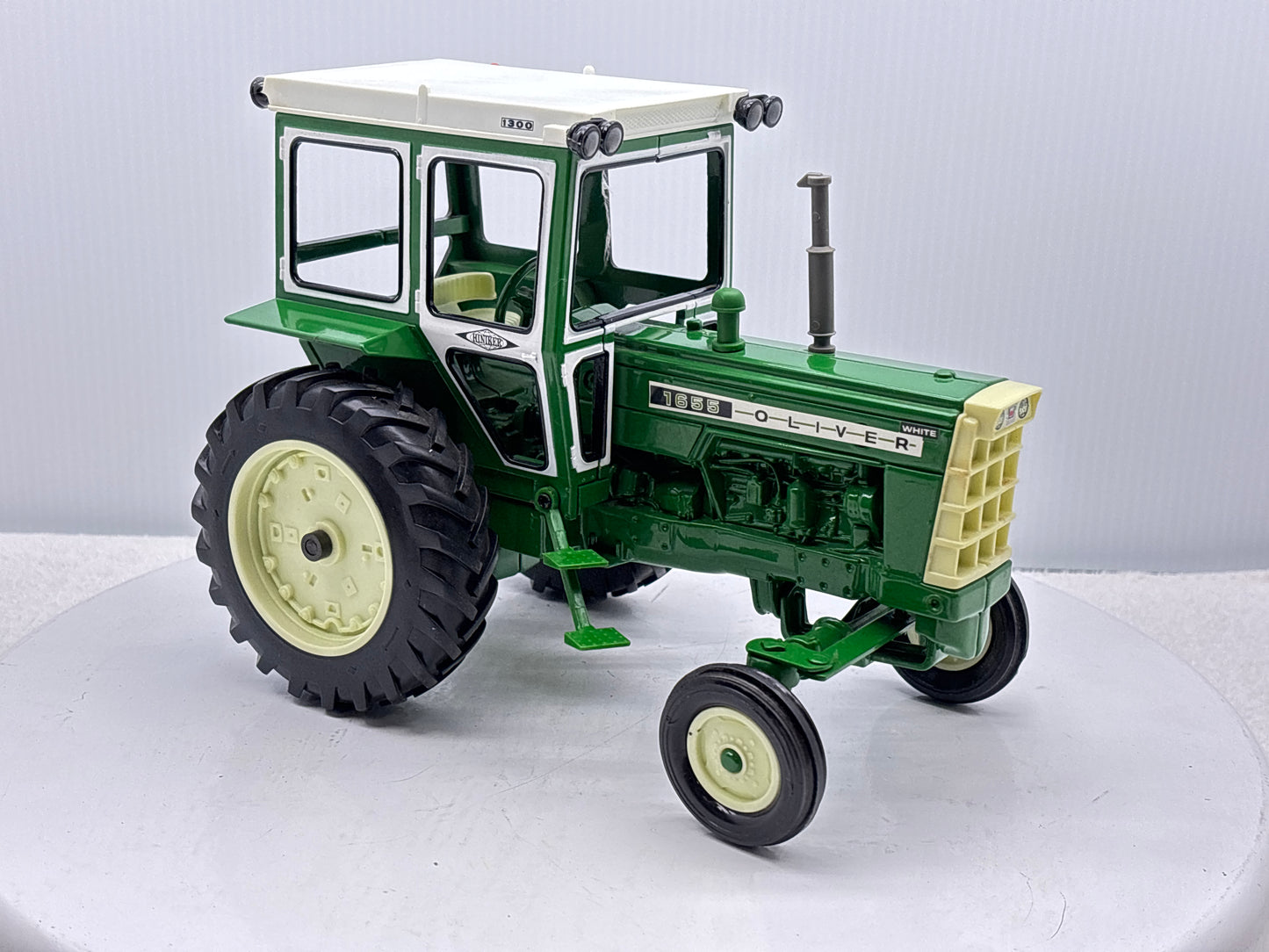 1/16 Oliver 1655 with Hiniker Cab