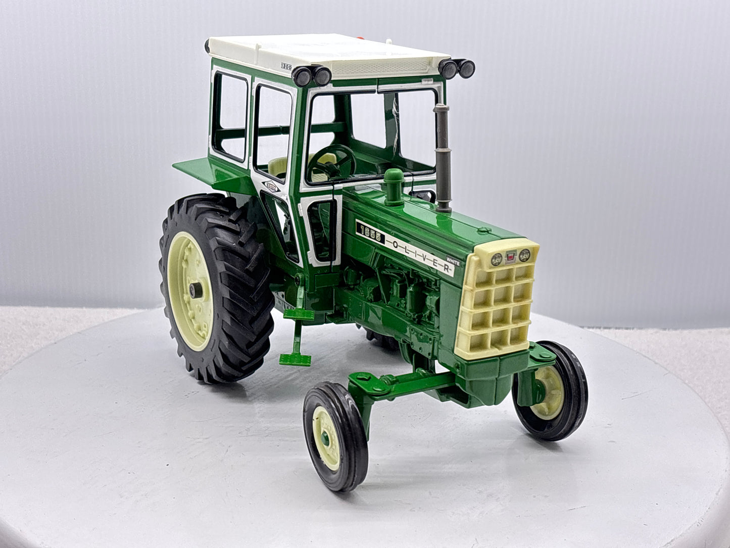 1/16 Oliver 1655 with Hiniker Cab