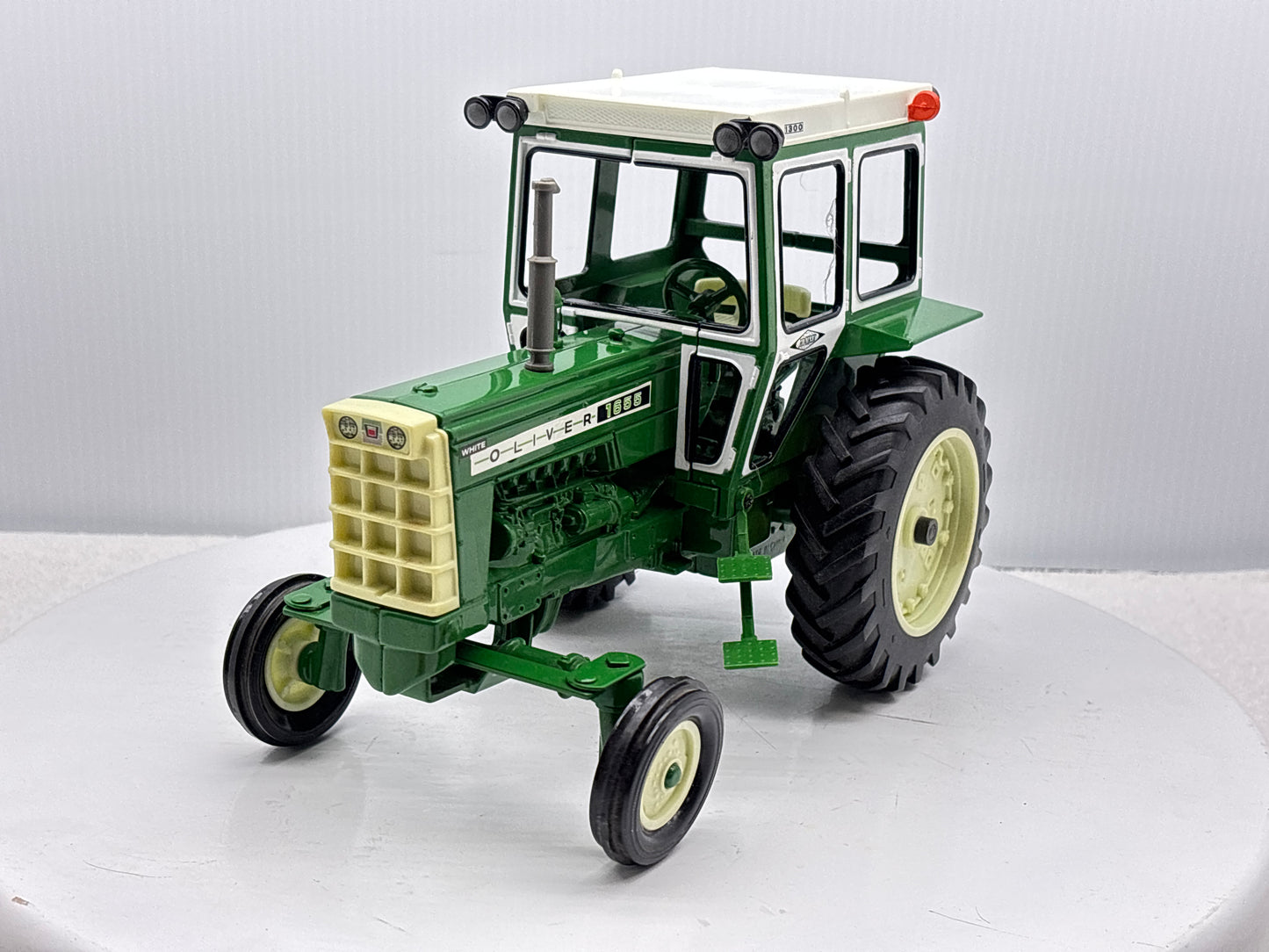 1/16 Oliver 1655 with Hiniker Cab