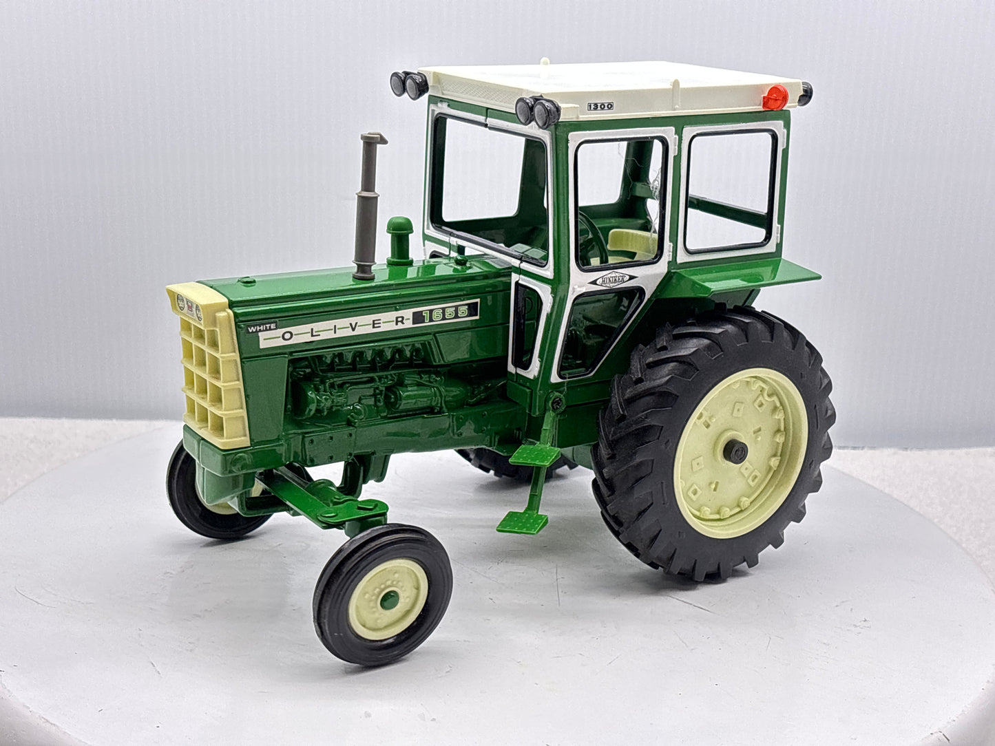 1/16 Oliver 1655 with Hiniker Cab
