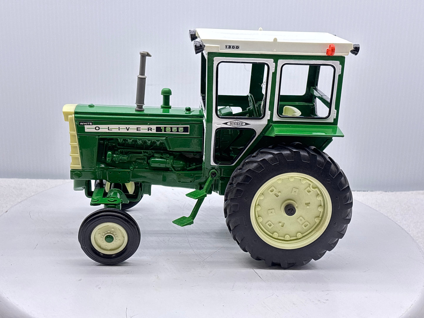 1/16 Oliver 1655 with Hiniker Cab