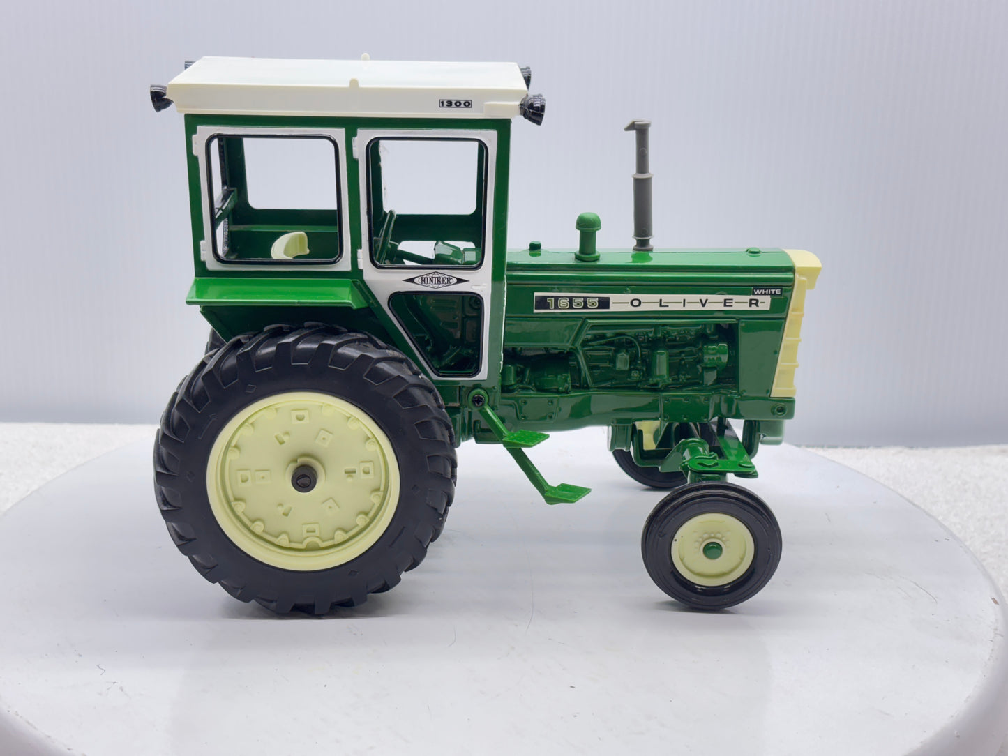 1/16 Oliver 1655 with Hiniker Cab