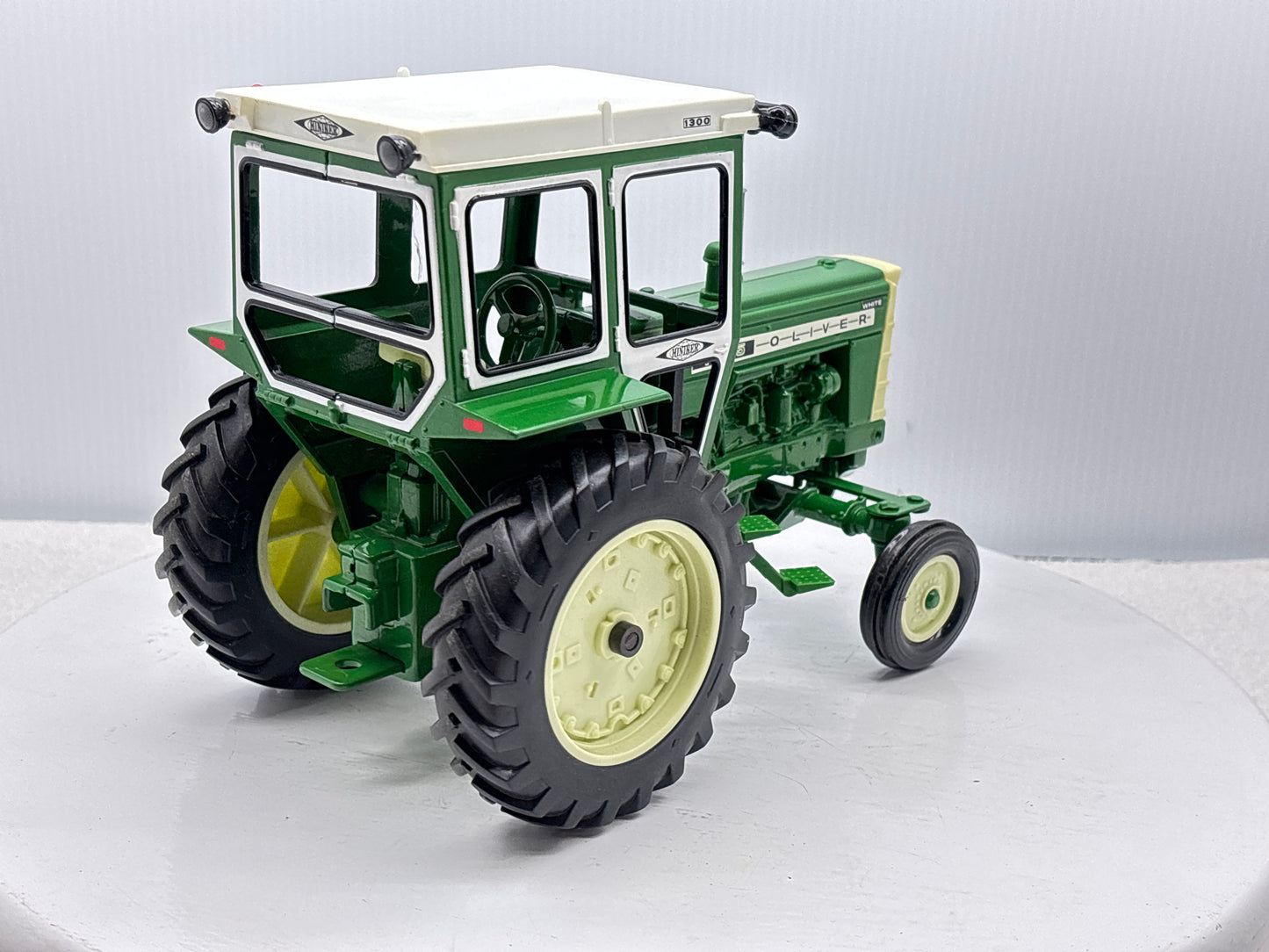 1/16 Oliver 1655 with Hiniker Cab