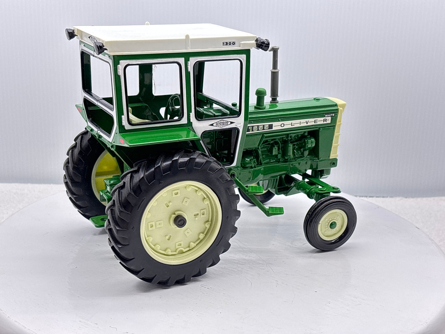 1/16 Oliver 1655 with Hiniker Cab