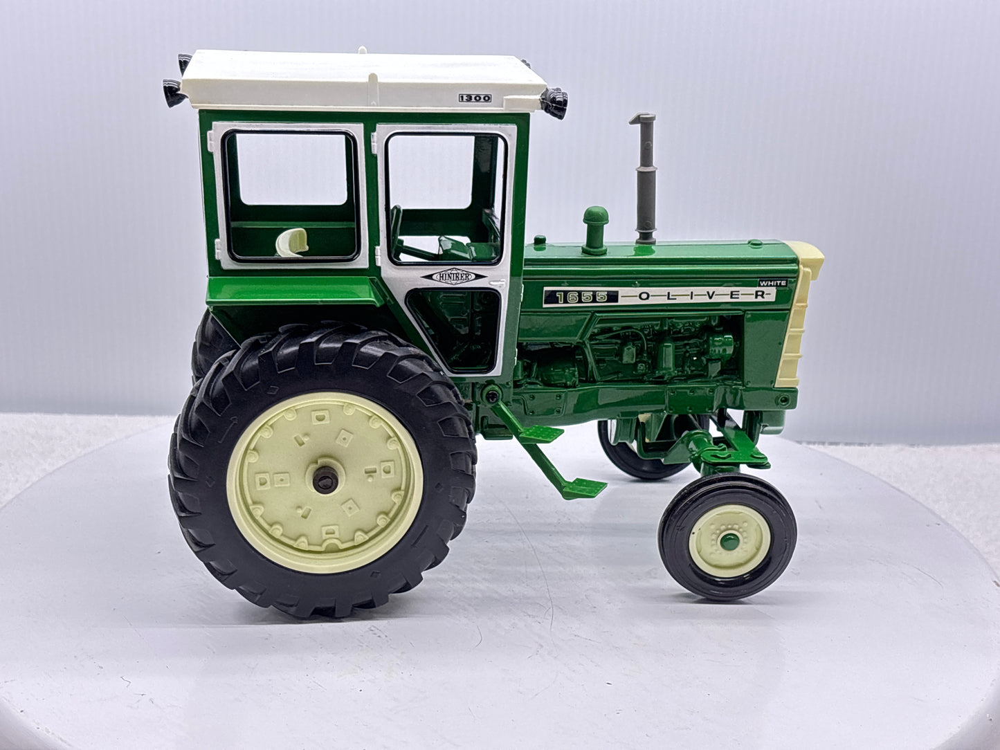 1/16 Oliver 1655 with Hiniker Cab