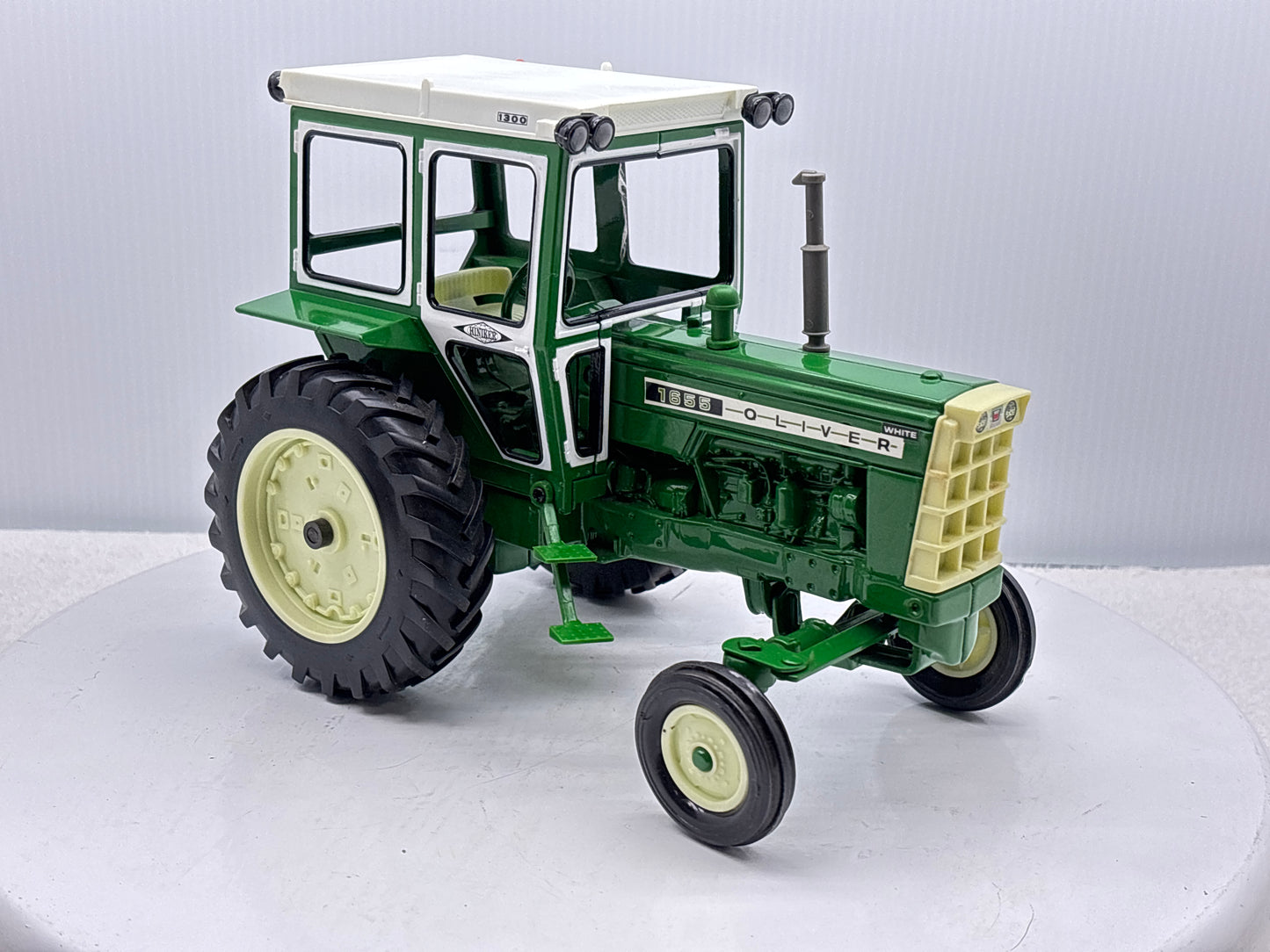 1/16 Oliver 1655 with Hiniker Cab