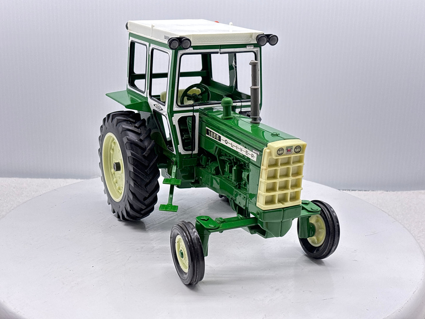 1/16 Oliver 1655 with Hiniker Cab