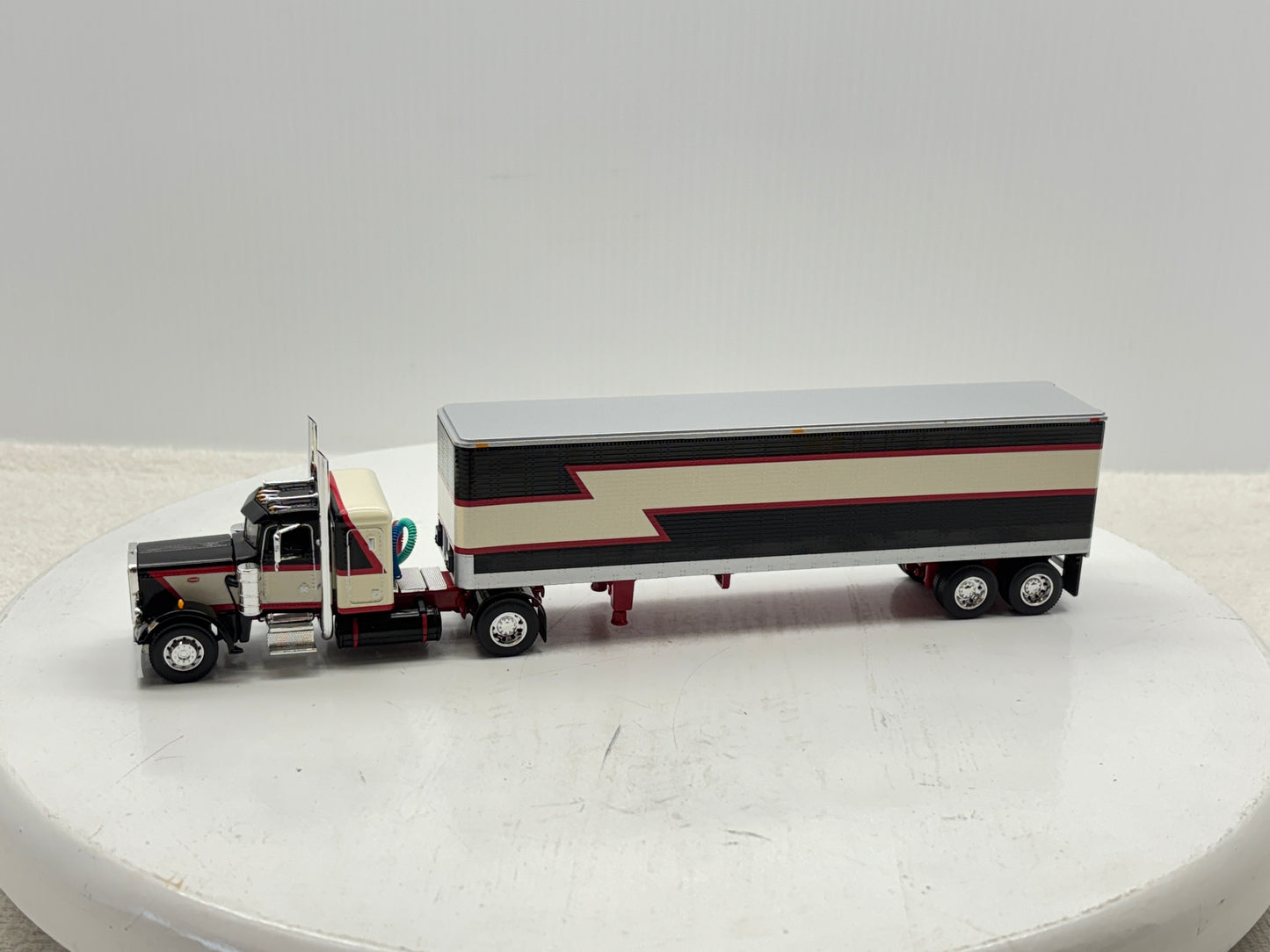 1/64 Peterbilt 359